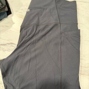 Athleta Gray Salutation Stash 7/8 Leggings with pockets